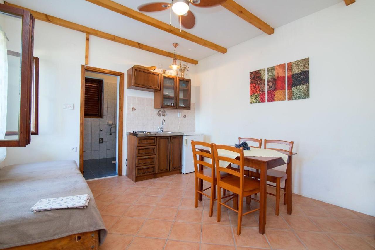 Apartments Luka Uble Εξωτερικό φωτογραφία